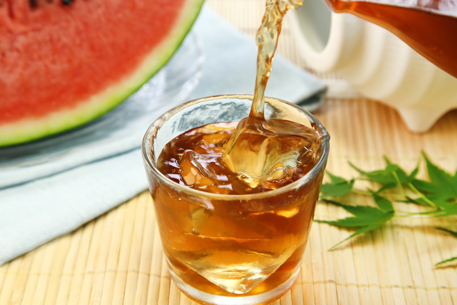 熱中症対策の水分補給でオススメの飲みものとは?「スポーツドリンクや麦茶はダメ」の噂の理由も検証