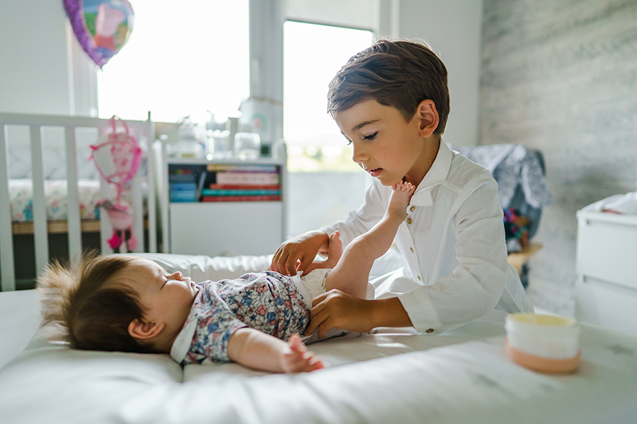 新生児のおむつ替えの頻度はどれくらい?金額と選び方のポイント・おすすめの収納方法について紹介!