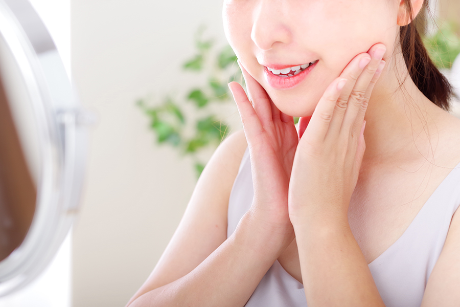 顔のマッサージで“頬のたるみレス“へ。鏡を見るのが楽しくなるポジティブ肌のつくり方と道具