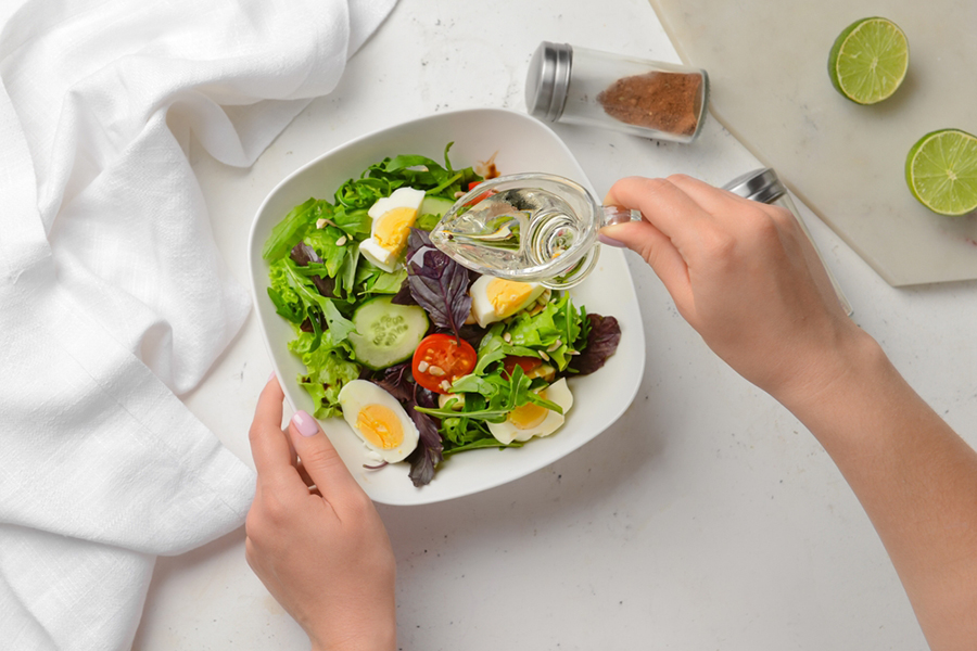 【管理栄養士監修】MCTオイルの使い方や食べ方は?タイミングや適量、おすすめレシピを紹介