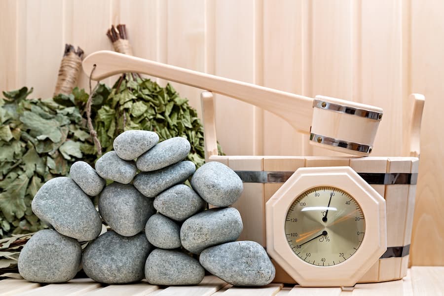 サウナと入浴の違い。メリットや期待できる健康作用の違いを比較。効果的な入浴方法や入浴リスクも確認