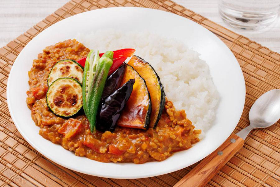 【管理栄養士おすすめ】素揚げ夏野菜のキーマカレーのレシピ！レンジ利用で20分以内で作れる簡単ポイント