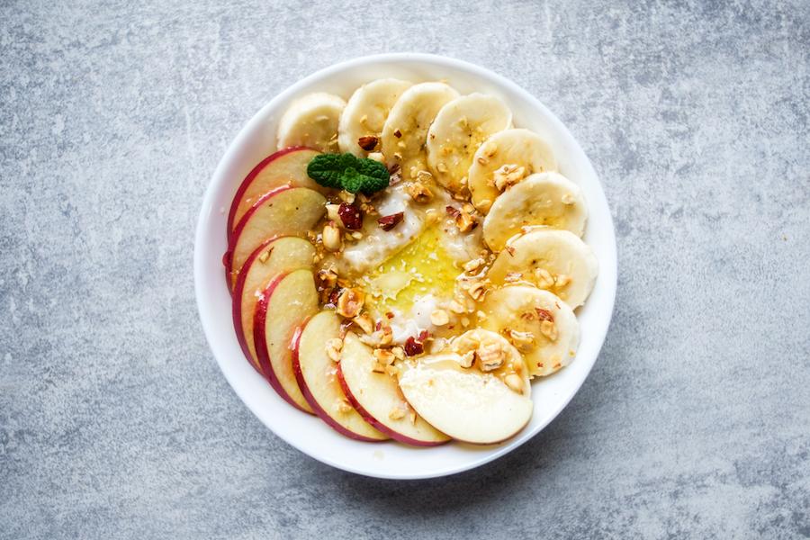 胃もたれ軽減に役立つ食べ物や食事のコツとは？管理栄養士おすすめのコンビニ食品や生活面の注意点