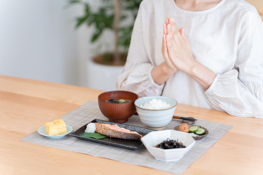 食欲不振と吐き気の原因とは？ストレスと決めつけず、頭痛・倦怠感・げっぷといった＋αの症状に目を向けて