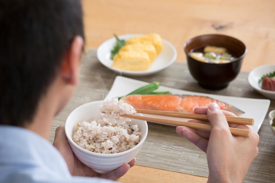 食欲不振と吐き気の原因とは？ストレスと決めつけず、頭痛・倦怠感・げっぷといった＋αの症状に目を向けて