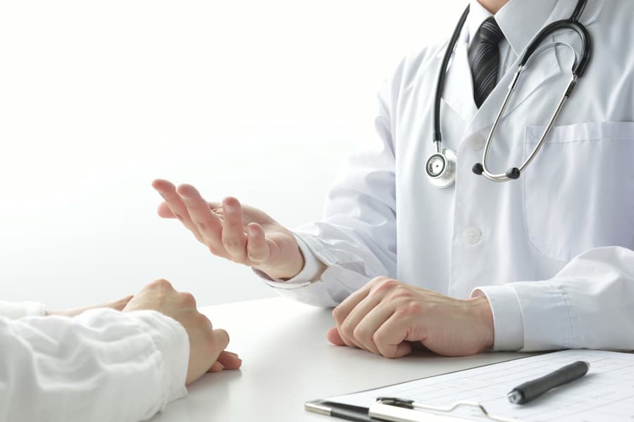 大人が溶連菌感染症に気づかず放置するとどうなる?合併症を引き起こさないために早めの受診と治療を