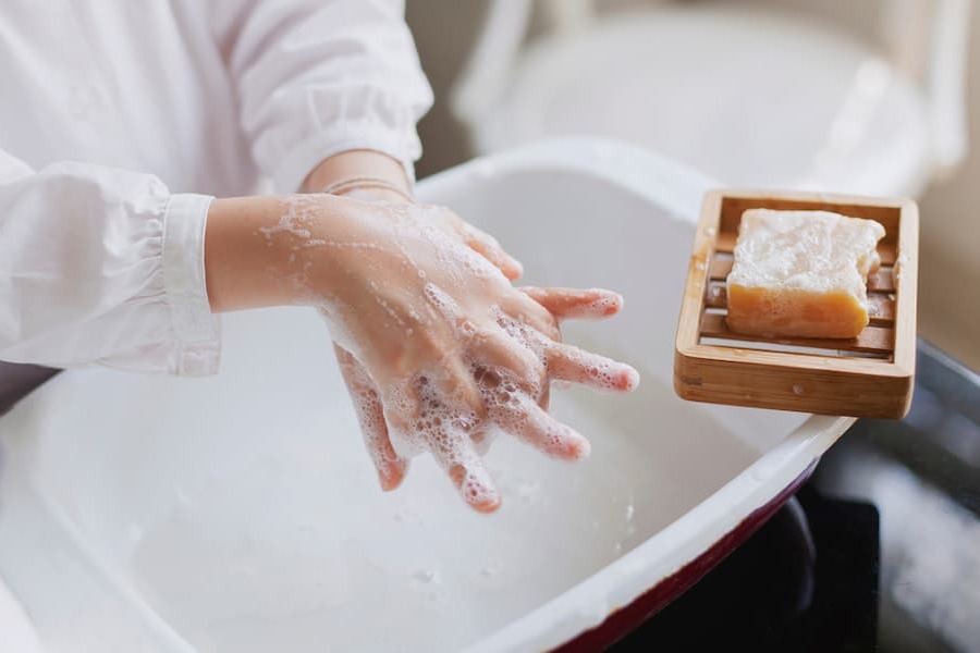 溶連菌感染症の感染経路や潜伏期間は?大人もうつらないようにするために、適切な対策を心がけよう