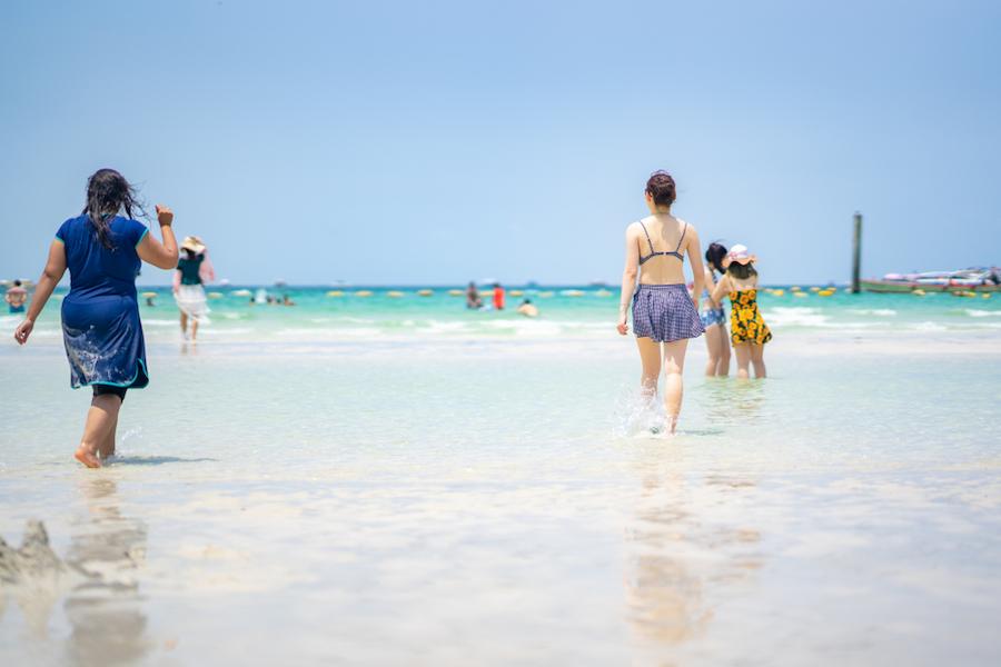 夏の海水浴場でクラゲに刺されたくない!被害を避けるには情報収集・適切行動・毒針対策の知識が大事