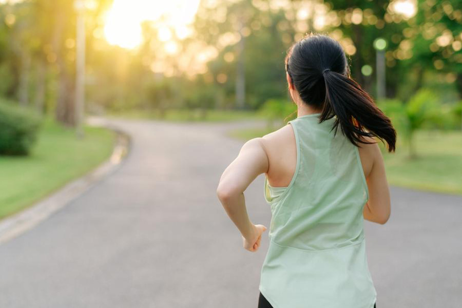 夏バテ対策の鍵は「運動」。効果的なエクササイズと3つの注意点、水分補給のポイントを押さえよう