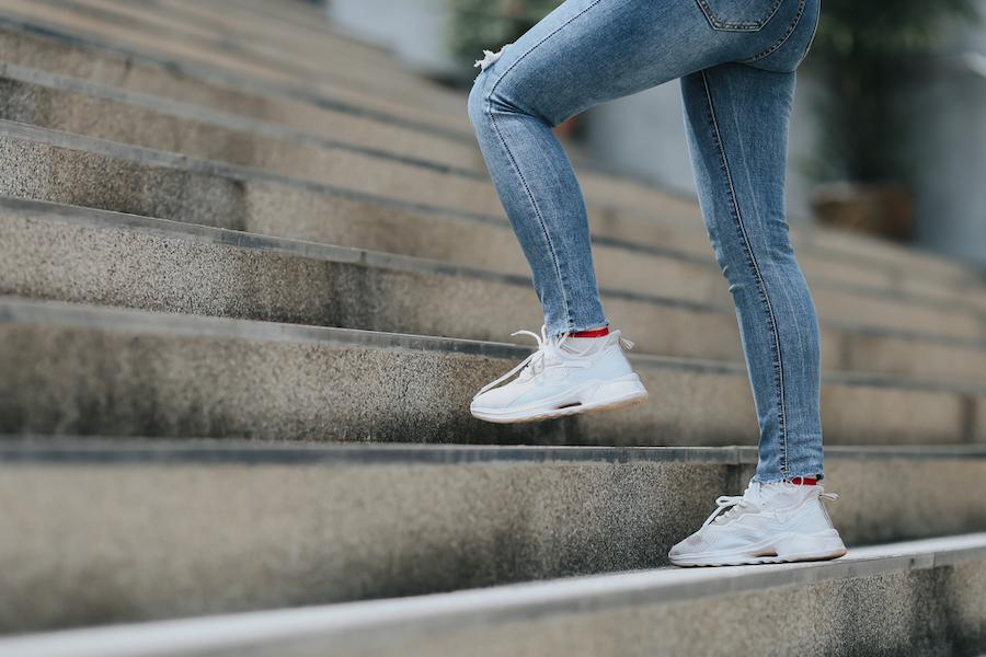 膝が痛い原因と年代別特徴をチェック!整形外科を受診する目安と5つのセルフケアを知り快適な毎日を