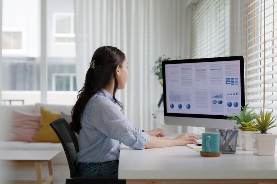 長時間のデスクワークを応援する腰専用サポーターとは?座り方やストレッチでも対策し、快適な毎日を送ろう