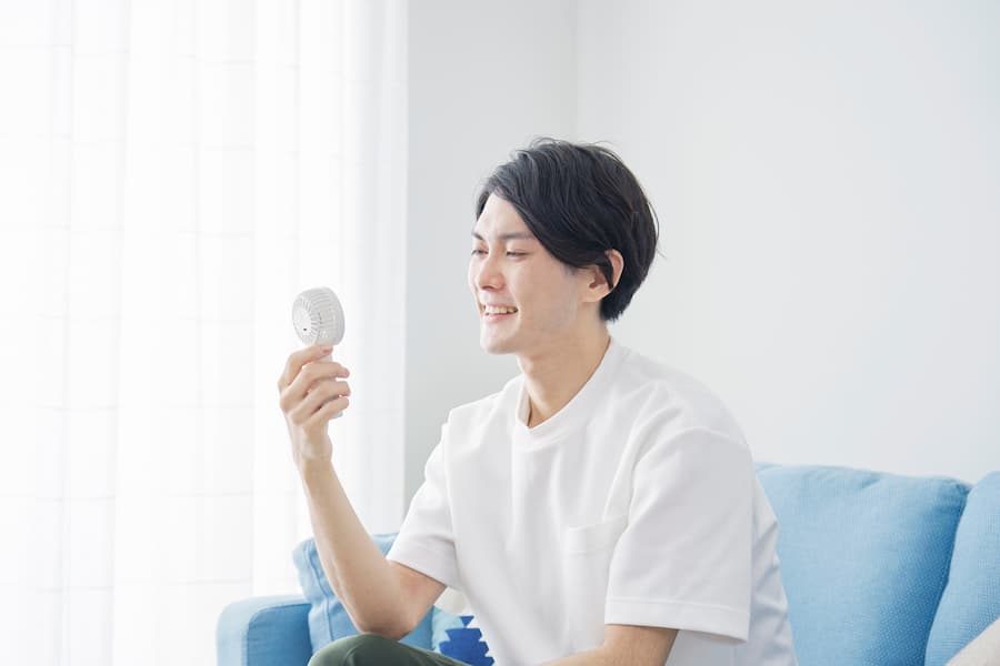 室内での熱中症に注意!簡単にできる暑さ対策と部屋を涼しくする方法