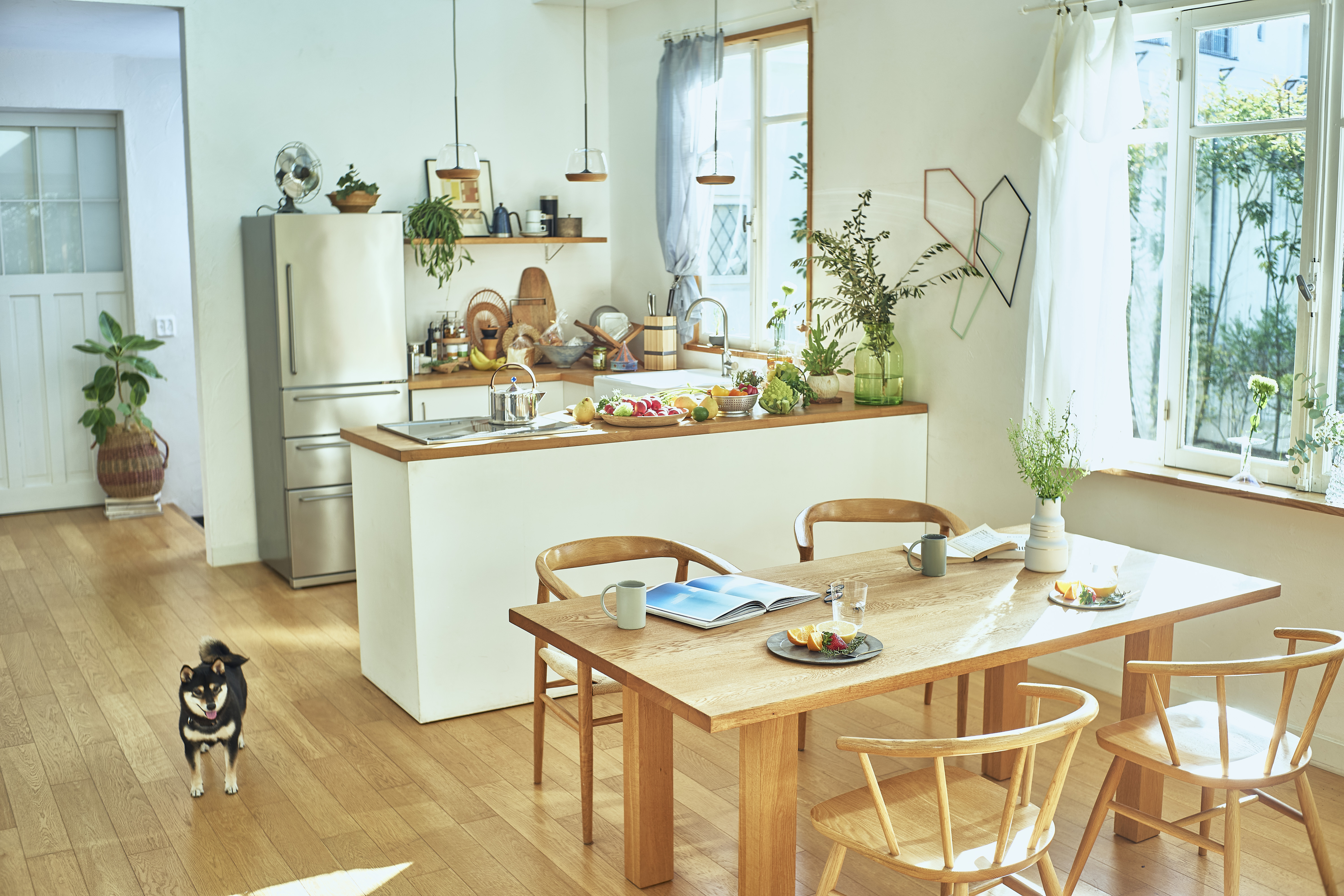 ダイニングテーブルにつどう、家族のしあわせ