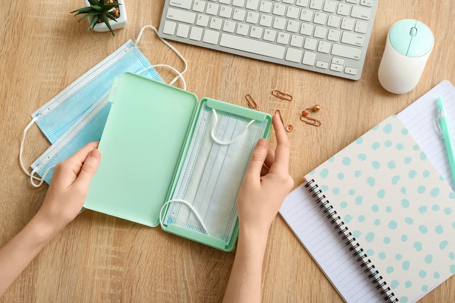 もうマスク収納で悩まない!基本の保管方法や100円ショップアイテムの活用法、大量マスクもすっきり整理