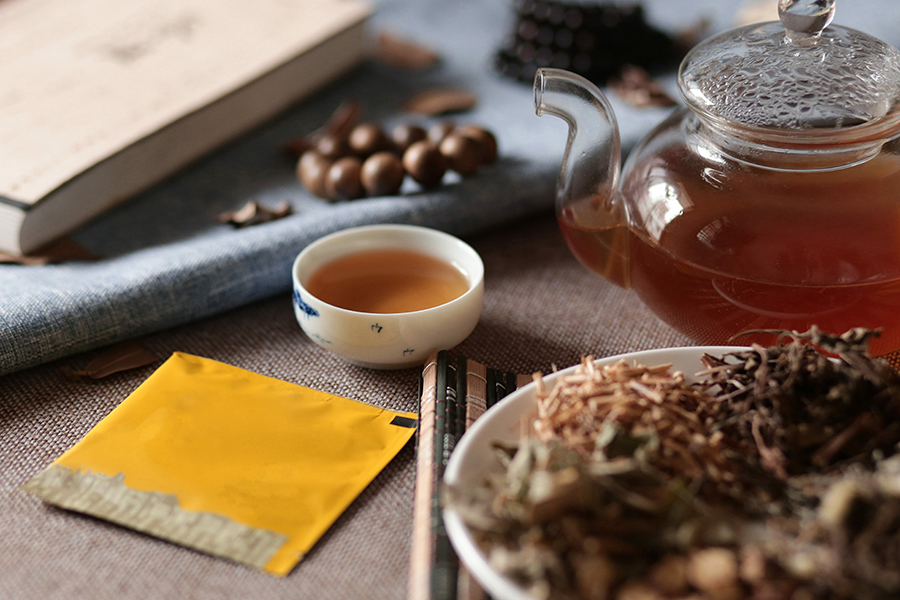 漢方薬の効果的な飲み方は?知っておきたいコツや情報、苦味が苦手な人や子どもが飲みやすくなる方法も紹介