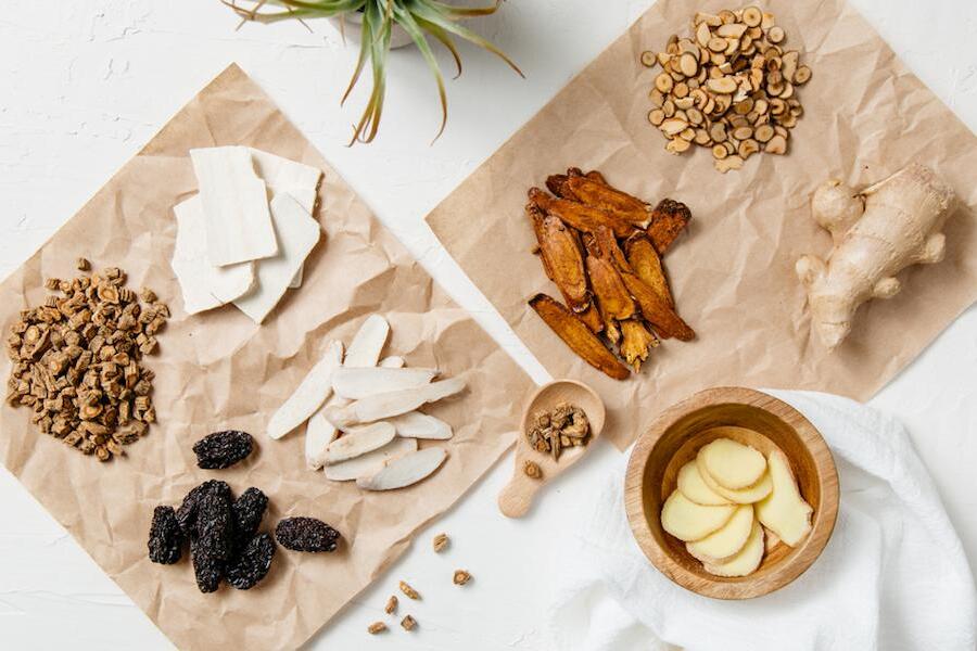 漢方薬を飲むタイミング「食前・食間・食後」とはいつ?効果を発揮する飲み方と飲み続ける期間