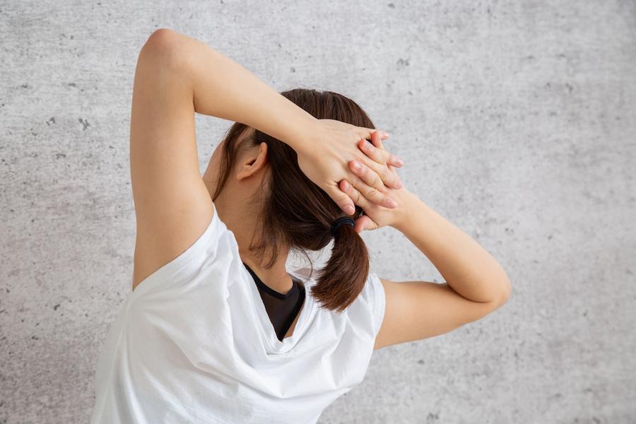 眼精疲労対策におすすめのストレッチ・運動を紹介。カラダの硬さも原因に?毎日実施して解消につなげよう!