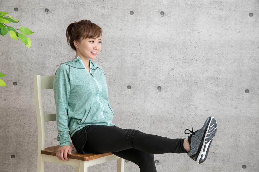 眼精疲労からくる肩こりを即席マッサージ・ストレッチ・ツボ押しで対策!座ったままできる6選