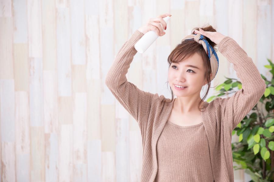 湿気でうねる前髪にうんざりしている方へ。崩れにくいセット方法とお役立ちアイテムを美容師が伝授