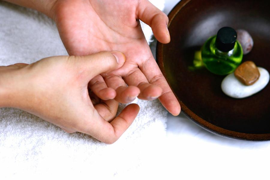 胃もたれをツボで速攻解消!食べ過ぎ・飲み過ぎに効くツボと胃にやさしい生活習慣で、悩みとさよならしよう