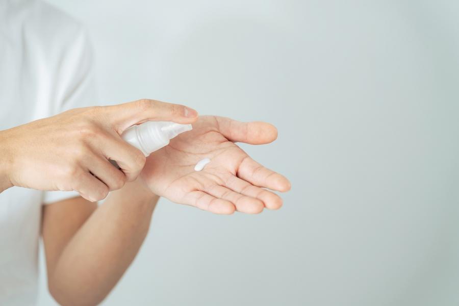 メンズは化粧水だけでなく乳液も必要?皮脂の多い男性こそセットで使うべき理由とおすすめアイテム