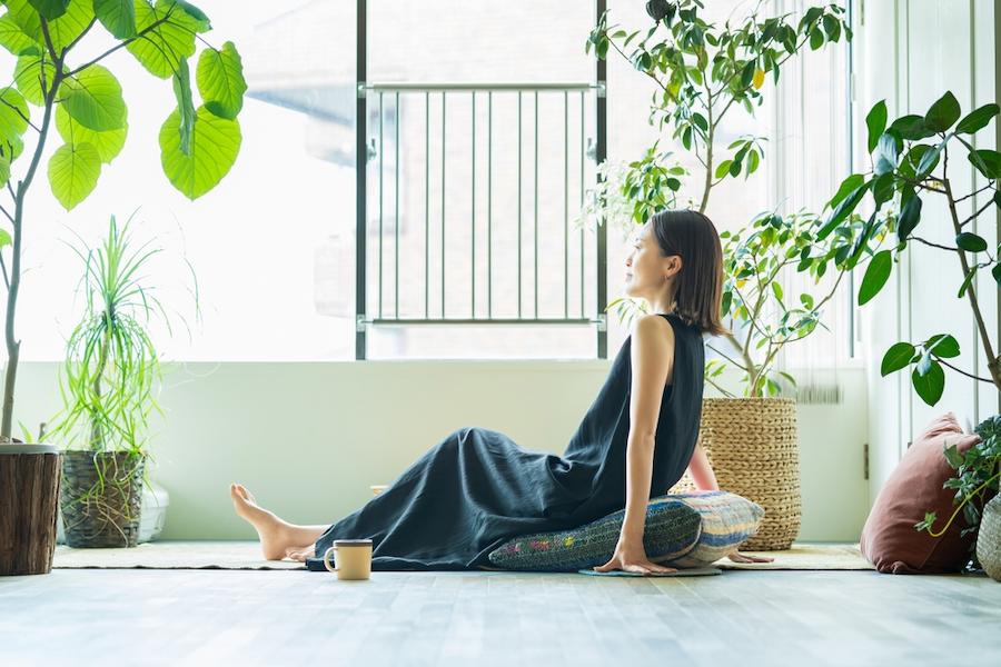 胃もたれ・二日酔いの原因や症状から、違い、対処・改善策まで紹介!食欲不振の対策も合わせて確認できます