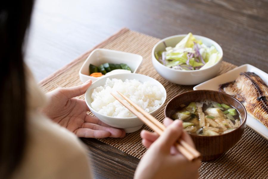 食生活の乱れを改善する基本ポイント!ダイエットや腸内環境ケアは主食・主菜・副菜で整える健康的な献立を