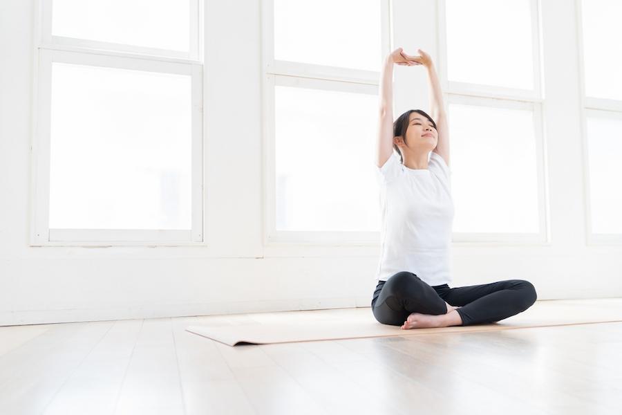 お腹の張りを和らげる薬の選び方。食事改善やツボ押しも併せ、生理前や便秘でつらいガス溜まりを解消しよう