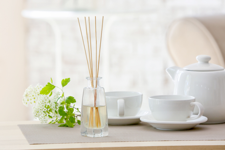 アロマディフューザーとは?リラックス空間を手軽に実現したいあなたへ。ディフューザーの種類や使い方・お手入れ方法